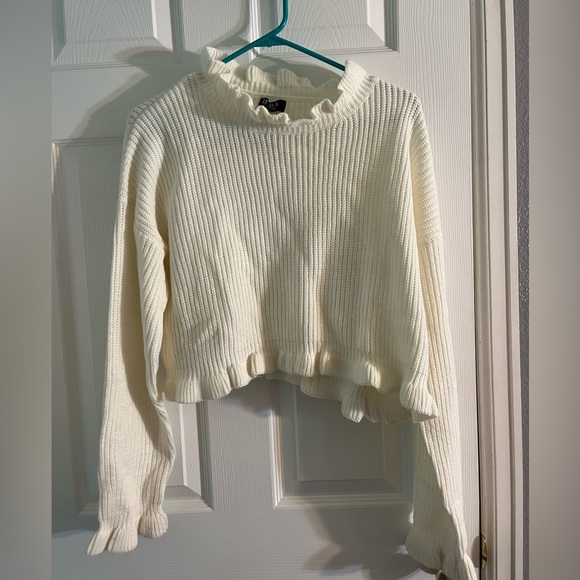 White sweater with ruffle detailing in neck and wrist forever 21 plus size - Picture 2 of 3